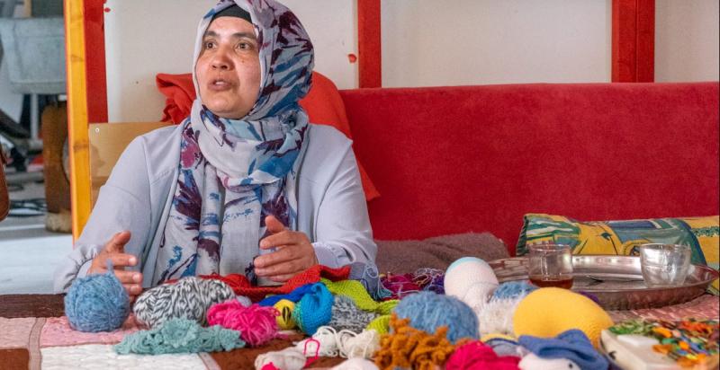 Ayse Budaklier met haar handwerkspullen