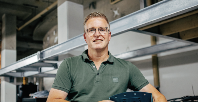 Portretfoto van Peter Scheer op zijn werkplek