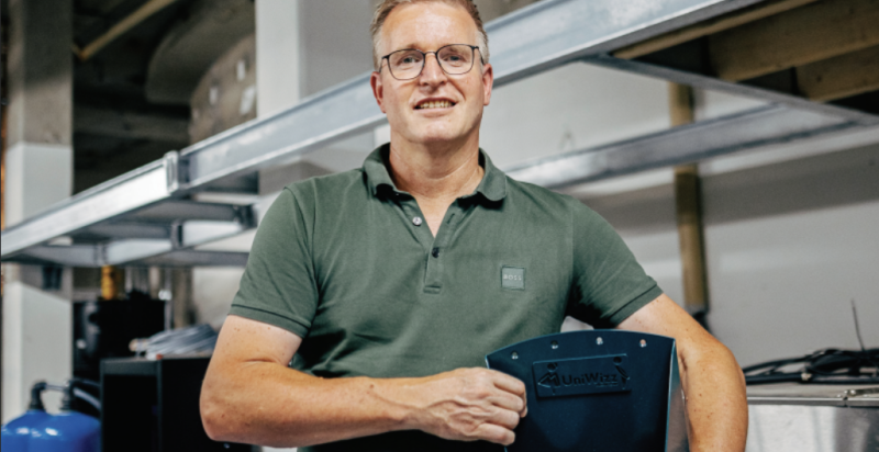 Portretfoto van Peter Scheer op zijn werkplek