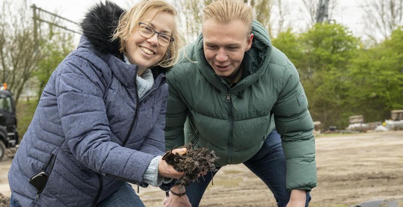 Caroline van Eykelen met een hand vol bokashi