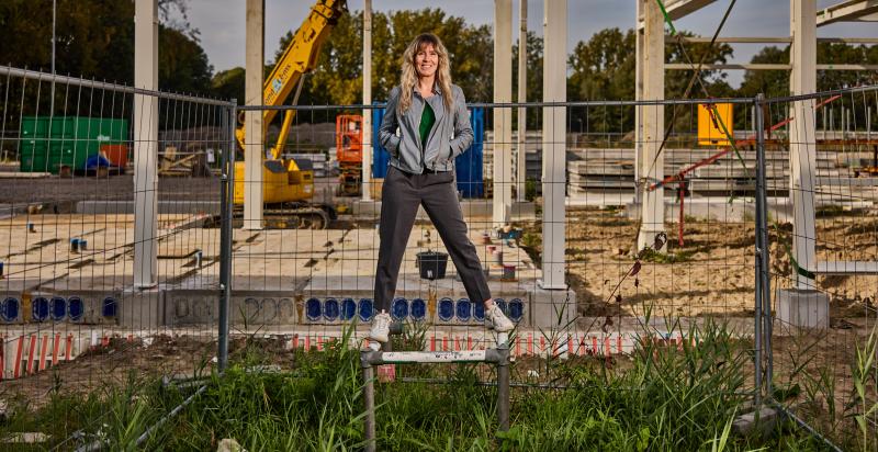 Programmamanager van De HER Marloes Nooijens op de bouwplaats.