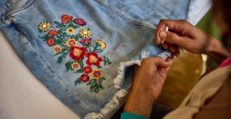 handen borduren een spijkerrok