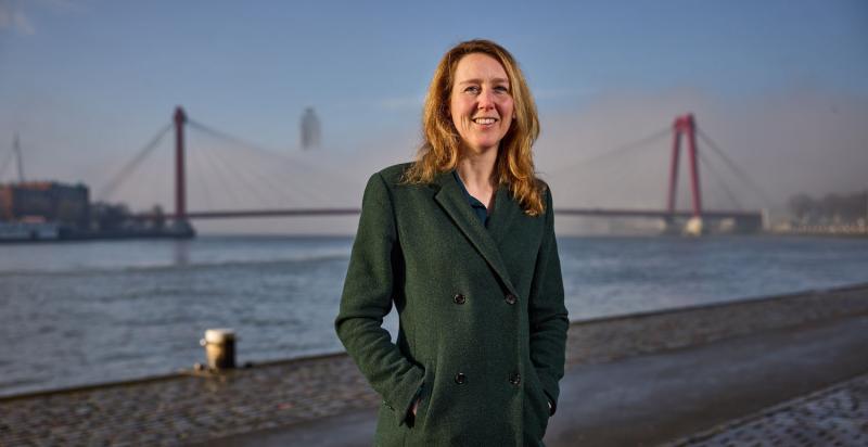 Op de foto Eline Lagendijk met achter haar de Maas en de Willemsbrug