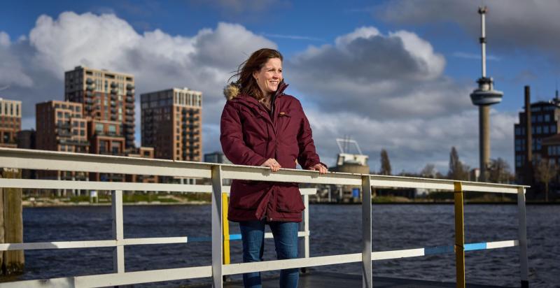 geposeerde foto van Linda van Rij, op een houten vlonder, op de achtergrond de Euromast en hoge gebouwen langs het water.