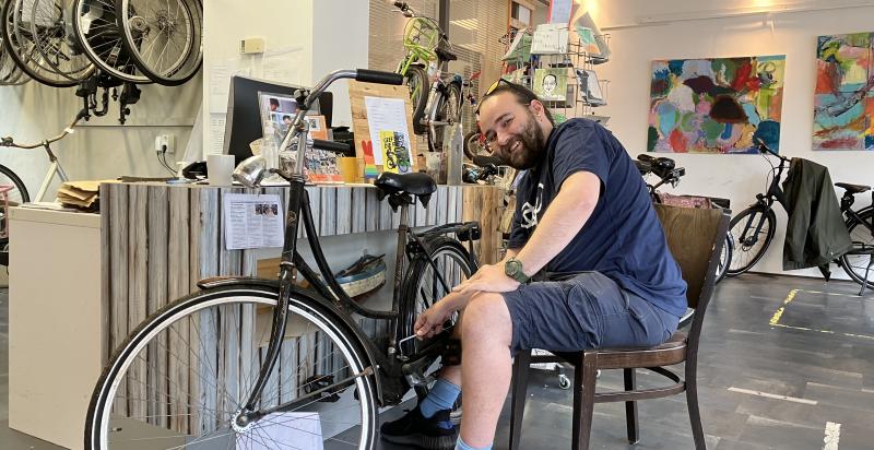 Jan repareert een fiets