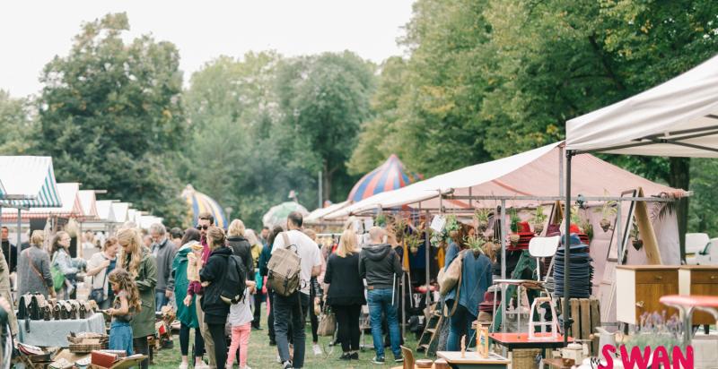 Mensen die bij marktkramen staan