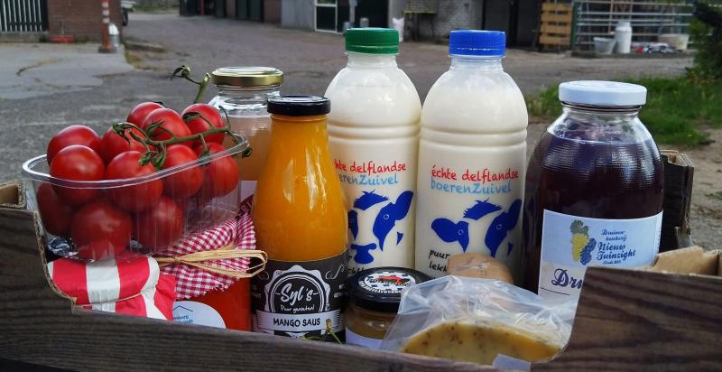 Op de foto een krat met diverse streekproducten, zoals een pak melk, tomaten, sap en kaas.