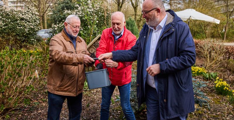 Bewoners krijgen een emmertje bokashi van de wethouder