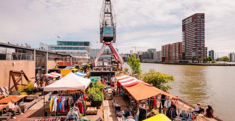 Vintage markt langs de Maas