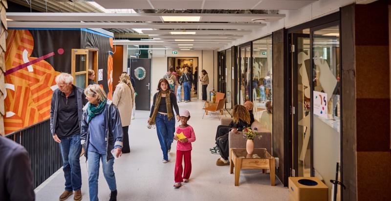 Verschillende mensen lopen door de hal op de eerste verdieping van circulair centrum De HER.