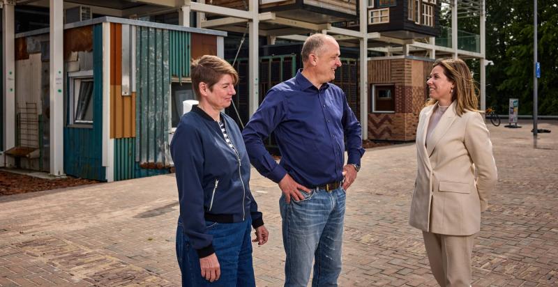 Annette, Marc en Cedrique in gesprek met De HER op de achtergrond