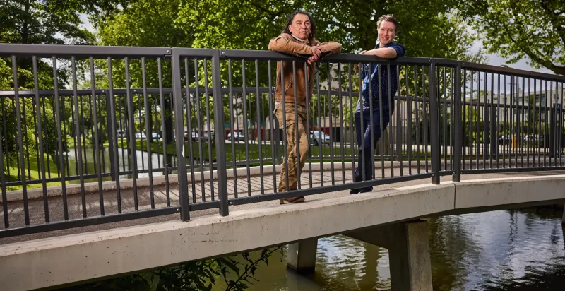 Robert en William staan op een circulaire brug