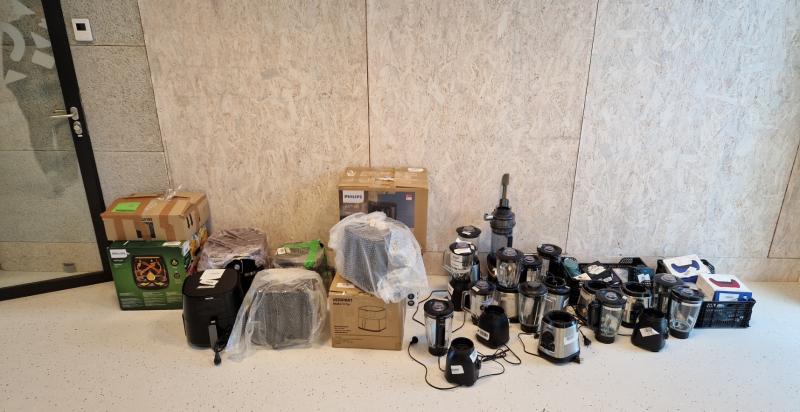 Spullen die zijn binnengebracht in de reparatiefabriek, zoals blenders en waterkokers