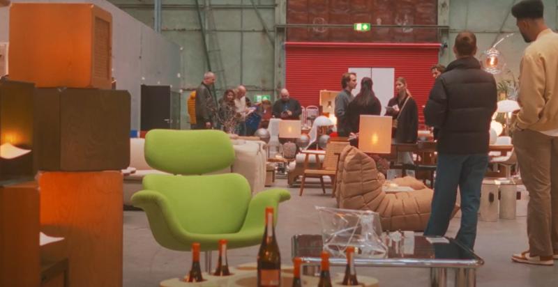 Verschillende design meubels in een grote hal