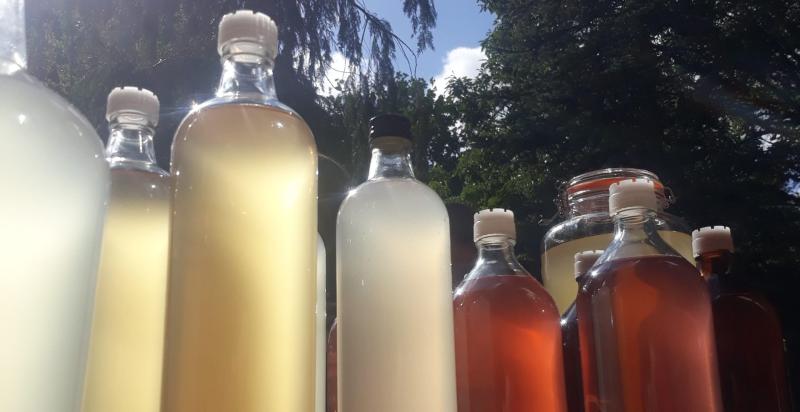 Verschillende glazen flessen met gekleurde inhoud