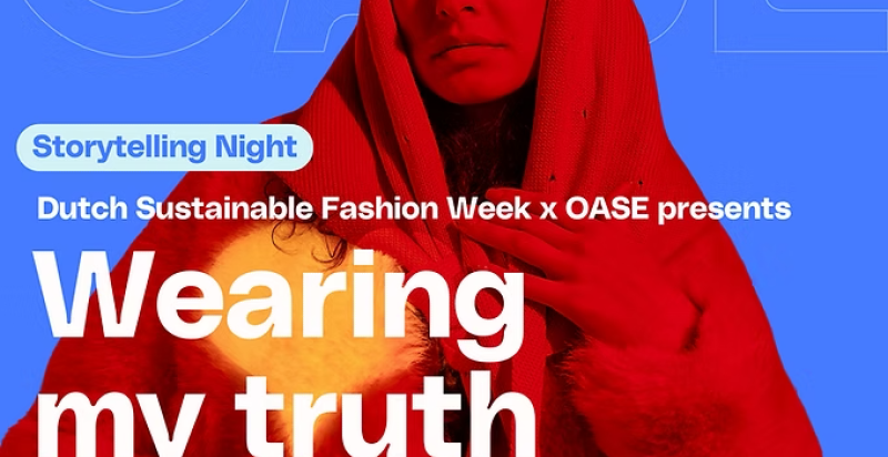 Vrouw in het rood met kleed over zich heen tegen een blauwe achtergrond