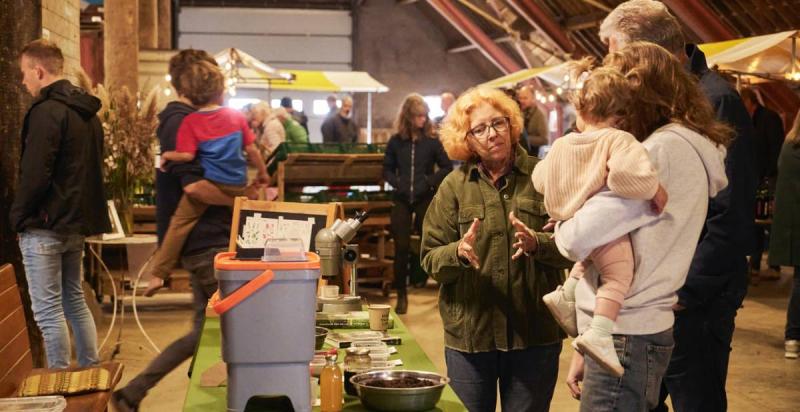 Mensen in een boerderij praten met elkaar