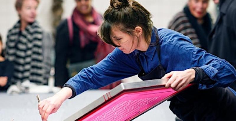 vrouw verft een zeefdruk roze