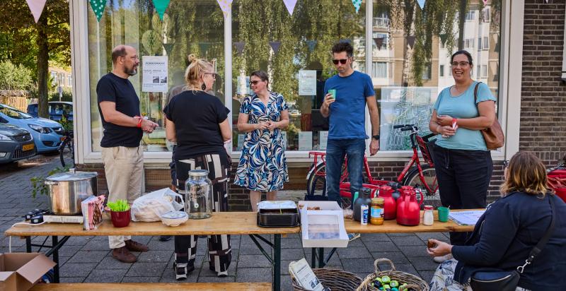 Groepje bewoners staat te praten voor het pand van wijkinitiatief Gouwe (Kl)ouwe in Carnisse.