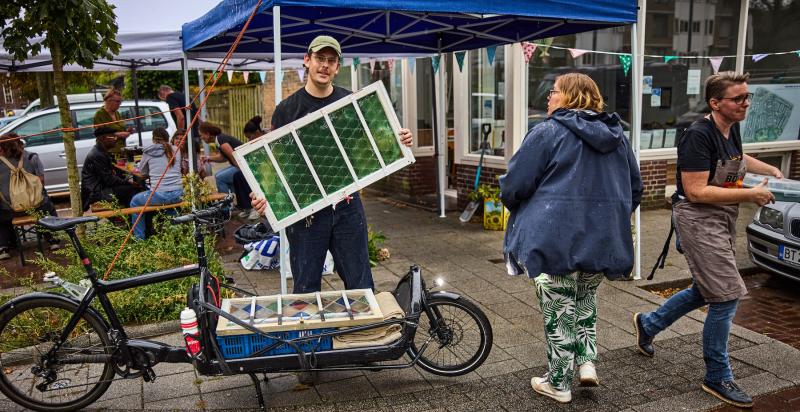 Man toont een oud raamkozijn.