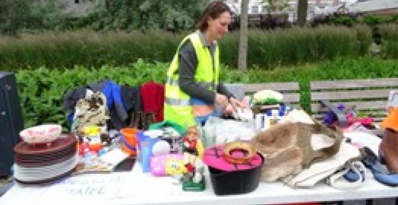 Kraampje buiten met allerlei spullen
