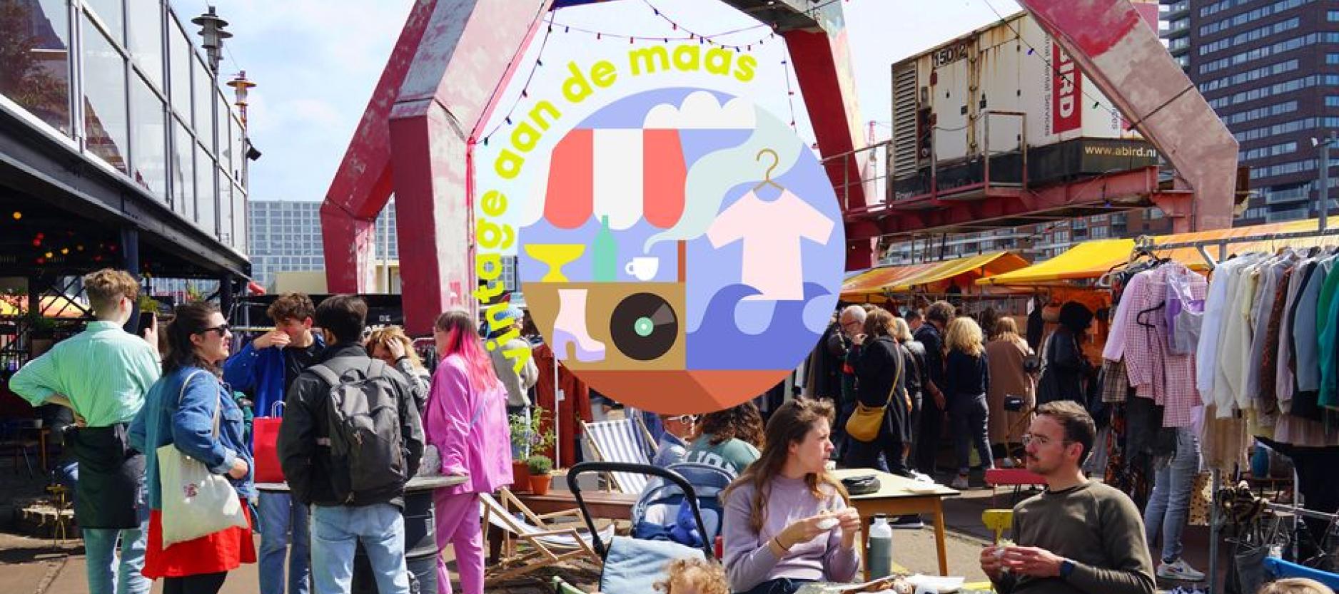 Een buitenmarkt met kraampjes en veel mensen.