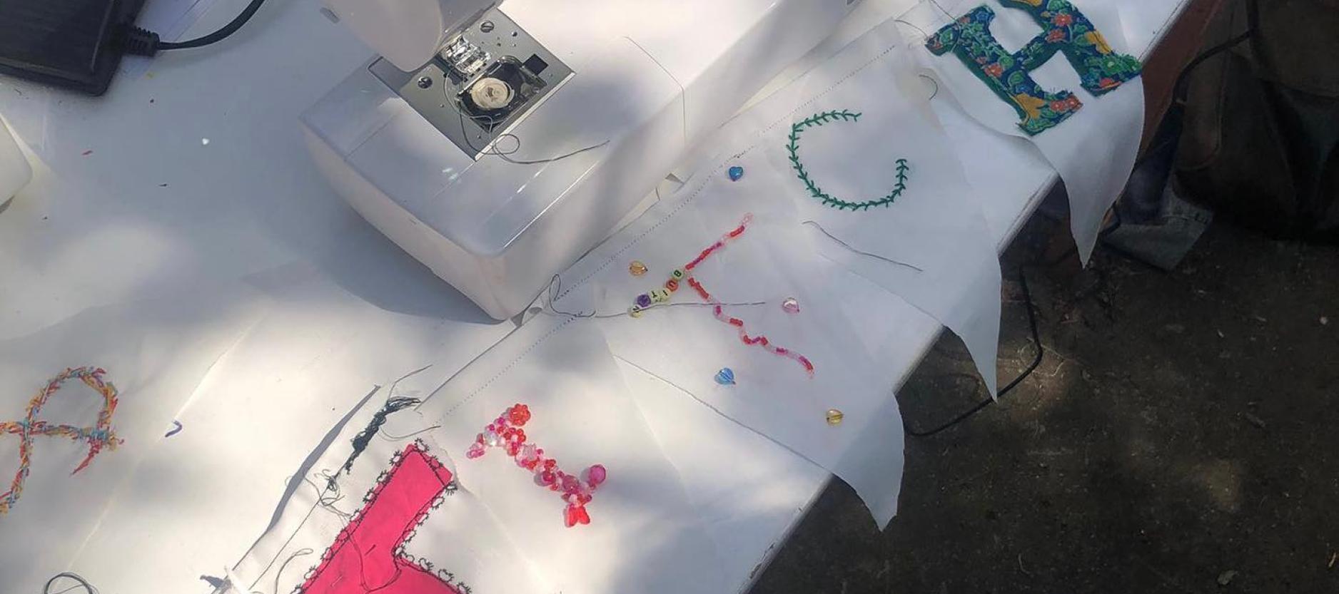 de letters STITCH op zelfgemaakte vlaggetjes