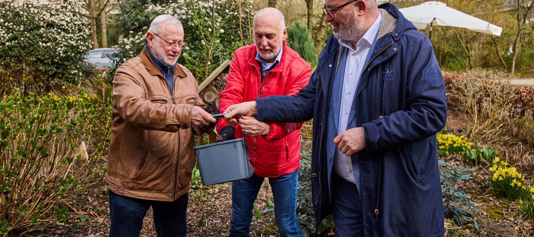 Bewoners krijgen een emmertje bokashi van de wethouder