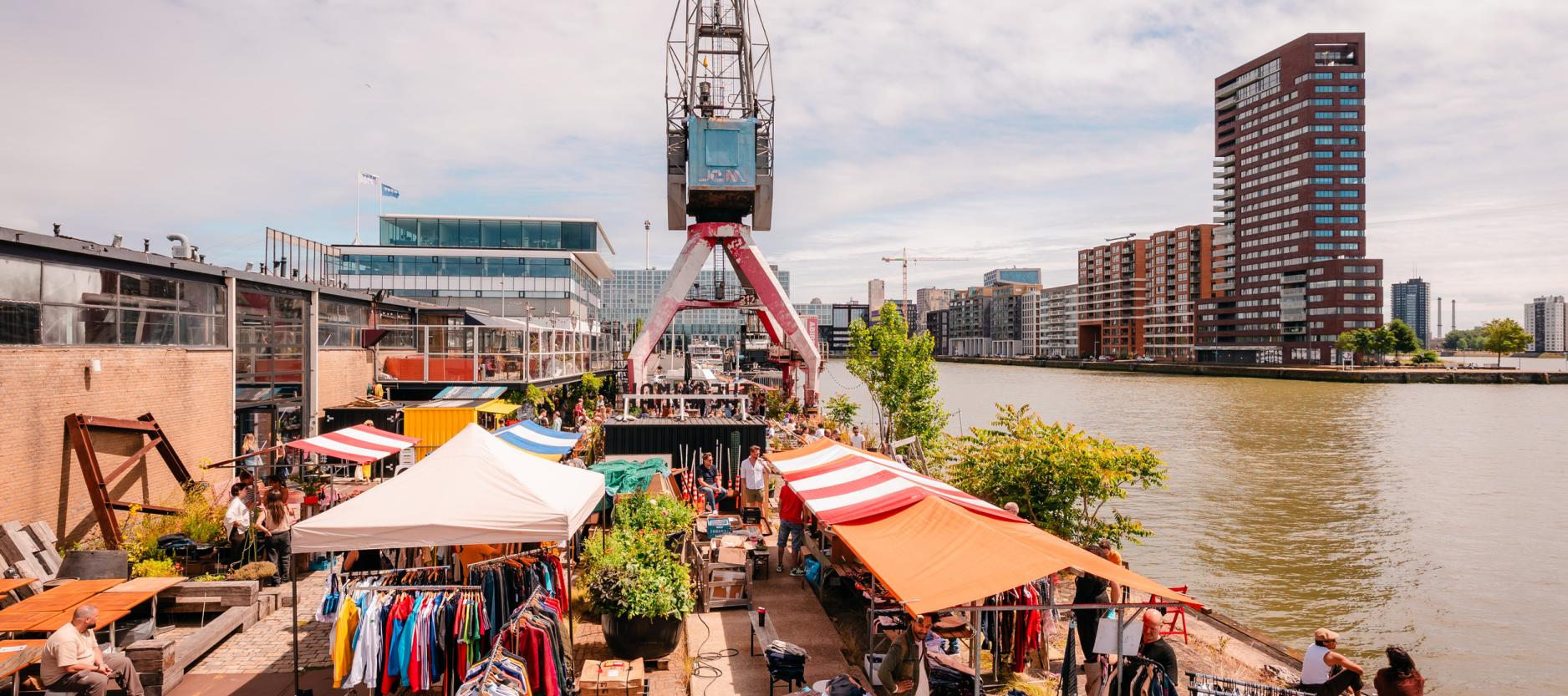 Vintage markt langs de Maas