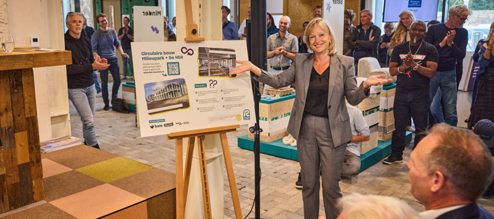 Wethouder Zeegers presenteert een informatiebord in circulair centrum De HER