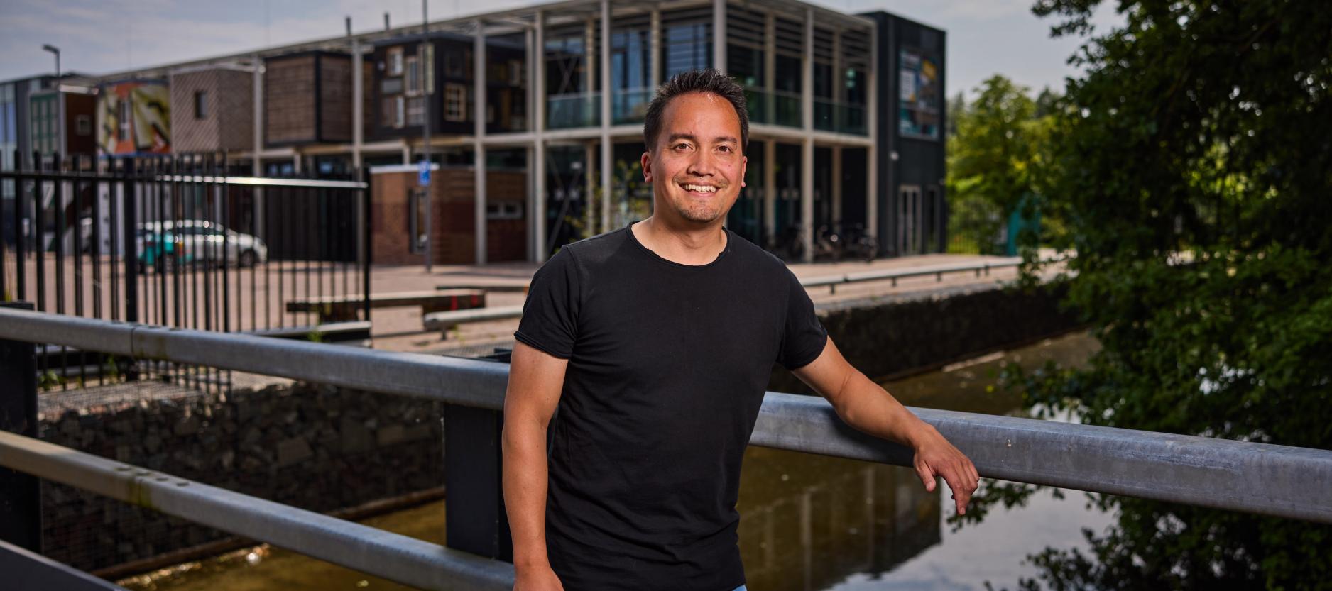 Rick Knufman staat op de brug voor circulair centrum De HER