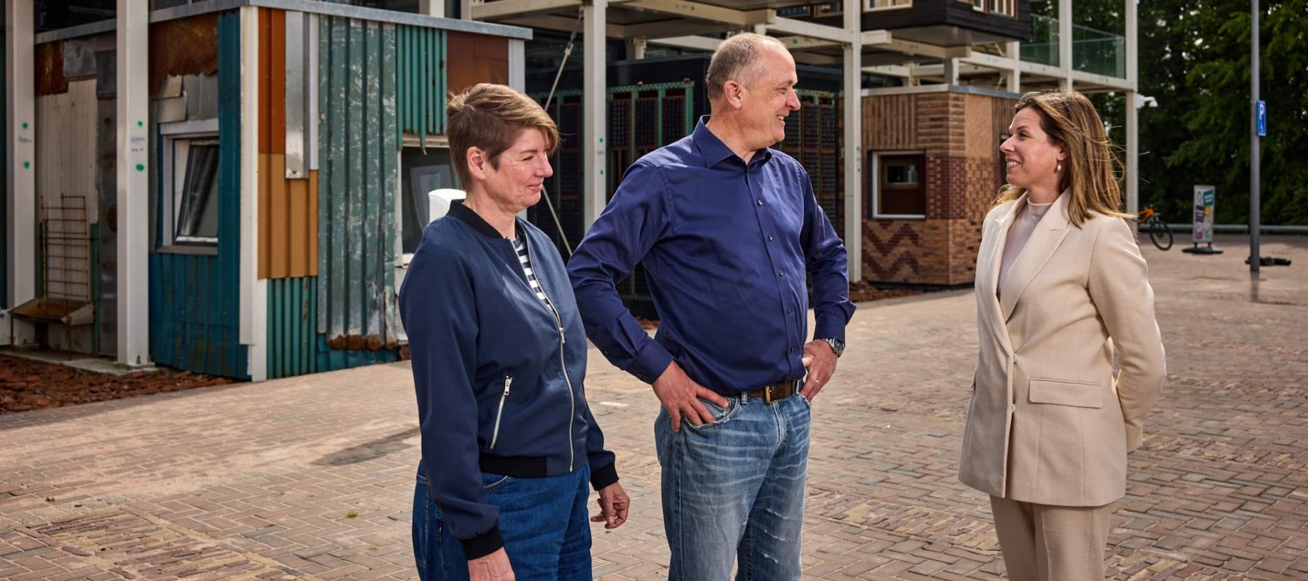 Annette, Marc en Cedrique in gesprek met De HER op de achtergrond