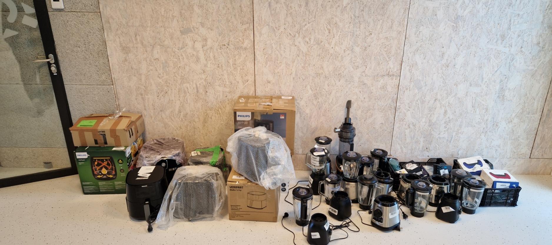 Spullen die zijn binnengebracht in de reparatiefabriek, zoals blenders en waterkokers