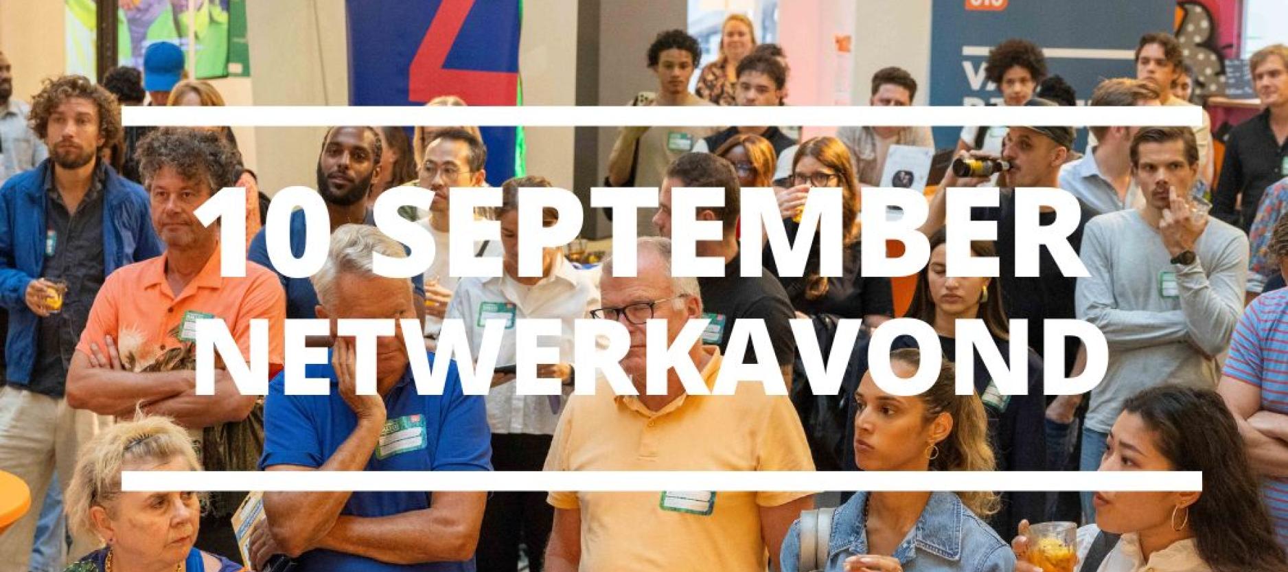 Groep mensen op een netwerkbijeenkomst van Citylab010.