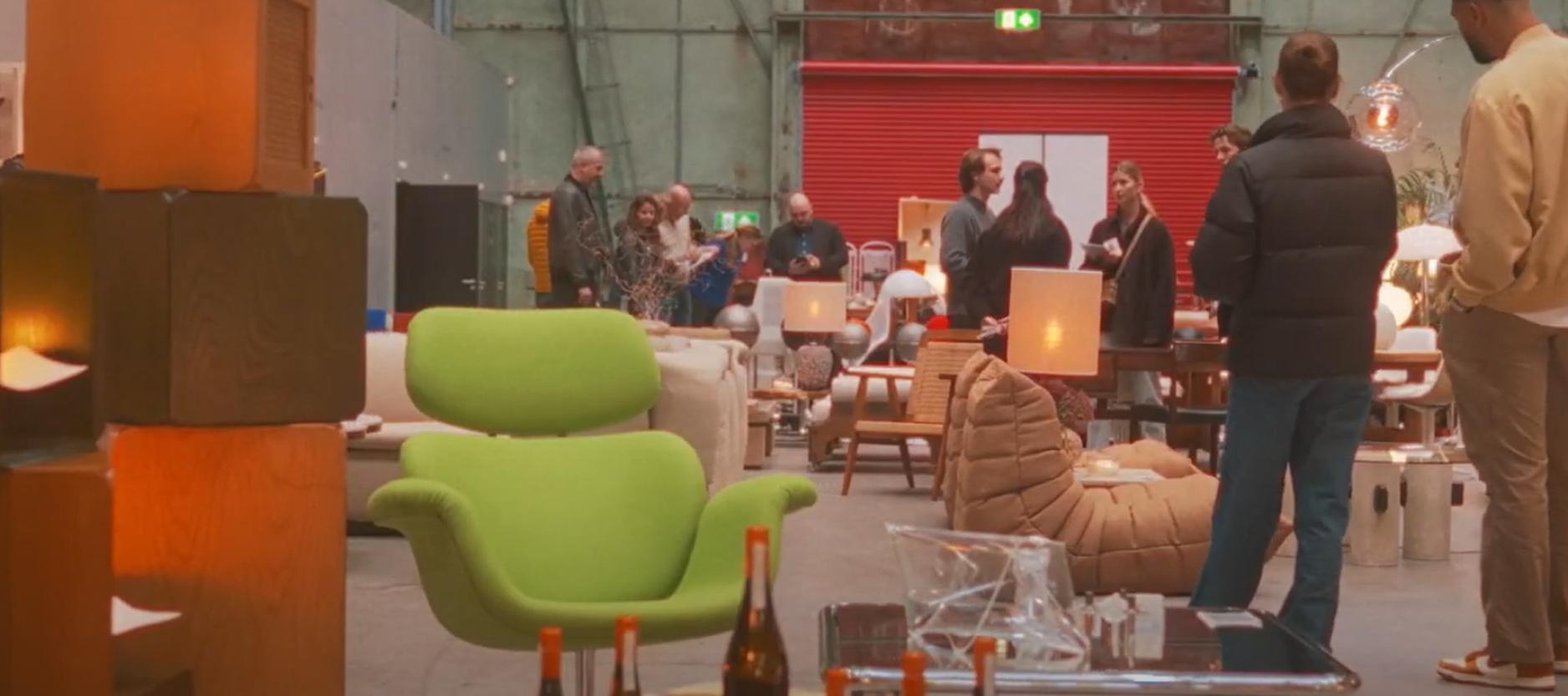 Verschillende design meubels in een grote hal