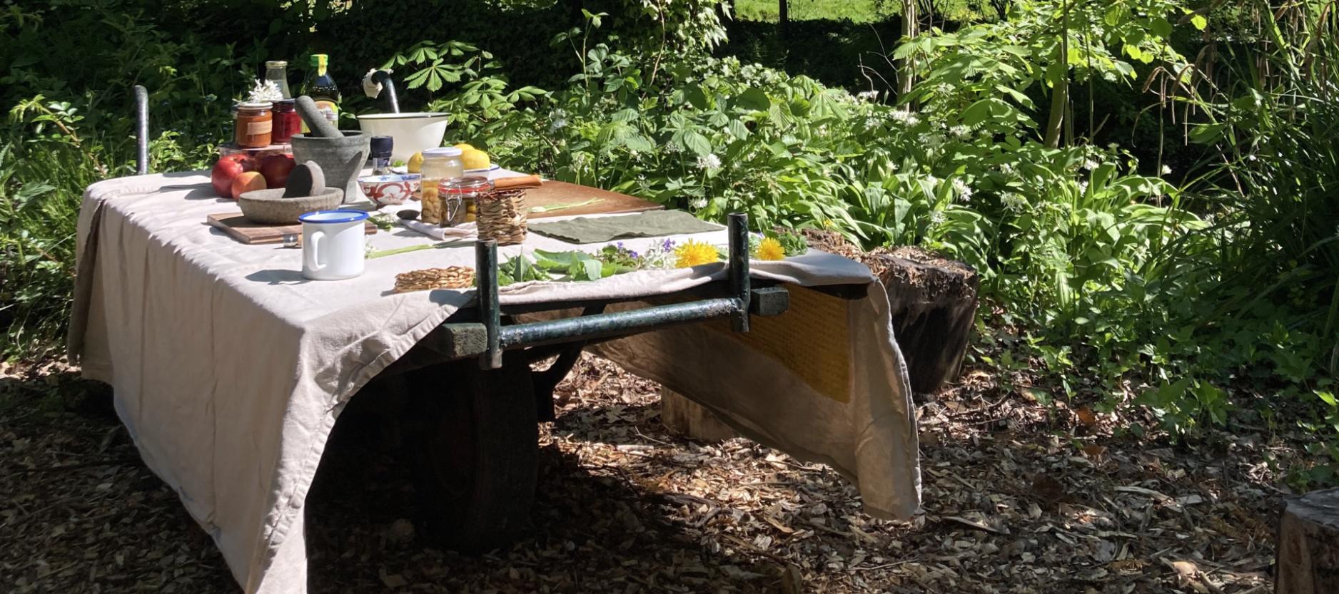 Gedekte tafel in een bos