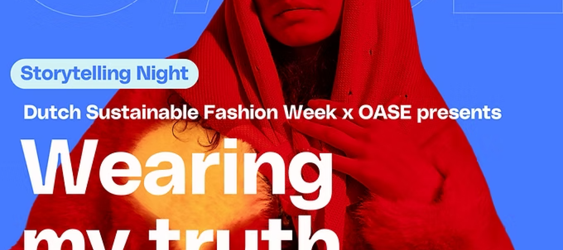 Vrouw in het rood met kleed over zich heen tegen een blauwe achtergrond