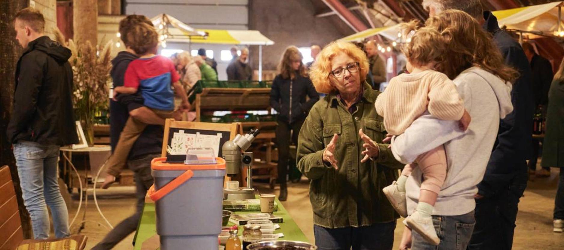 Mensen in een boerderij praten met elkaar