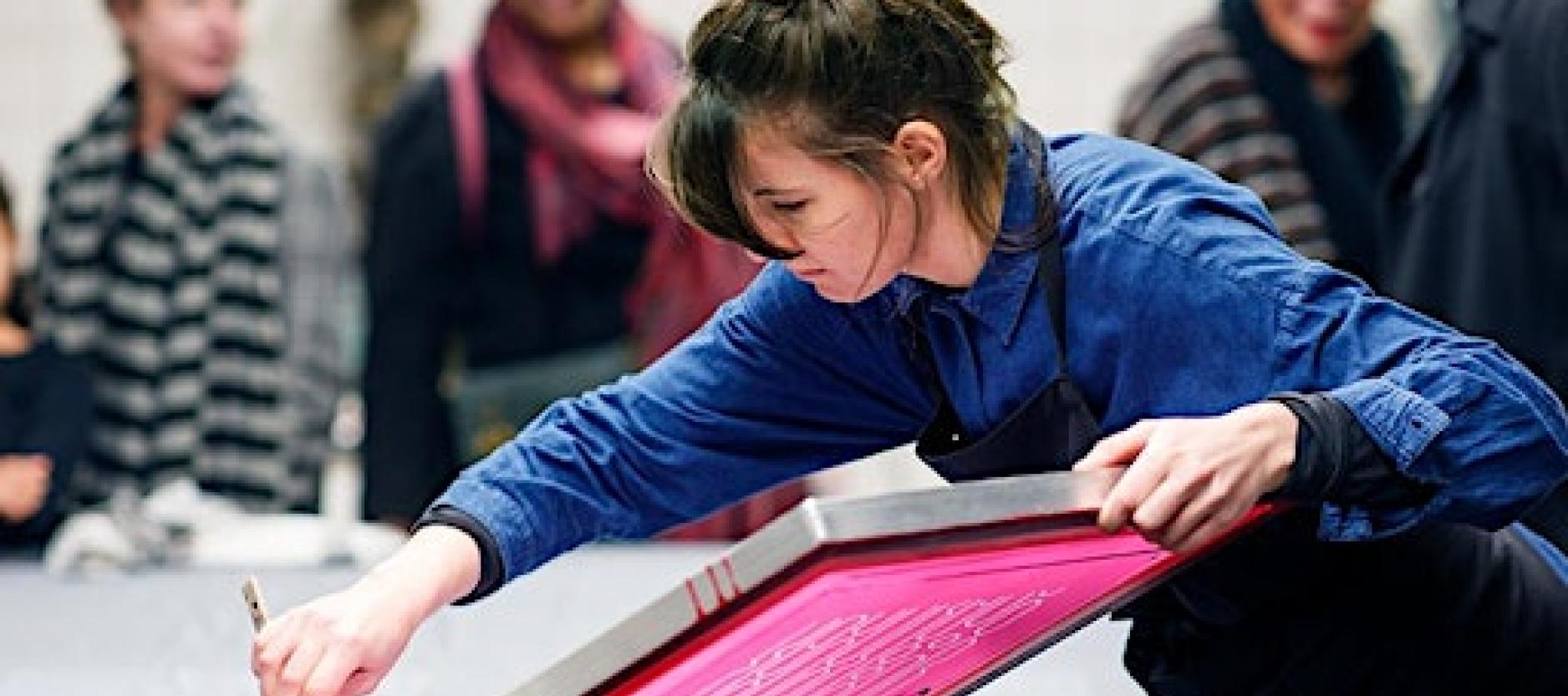 vrouw verft een zeefdruk roze