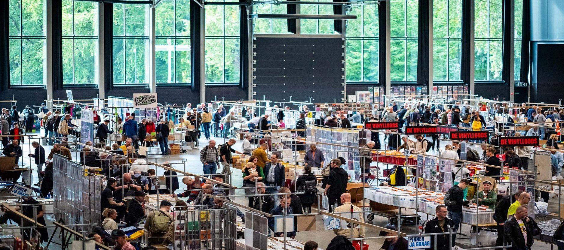 Grote hal vol kraampjes met cd's en LP's
