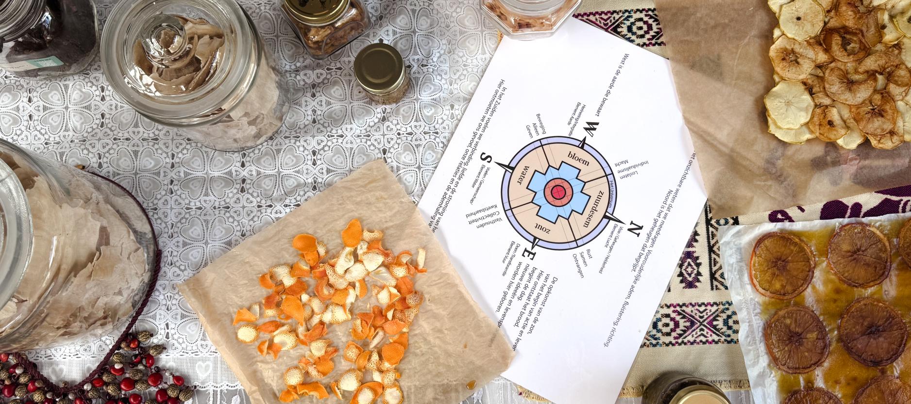 tafel vol met planken met broden