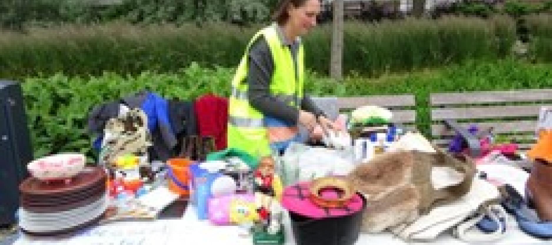 Kraampje buiten met allerlei spullen