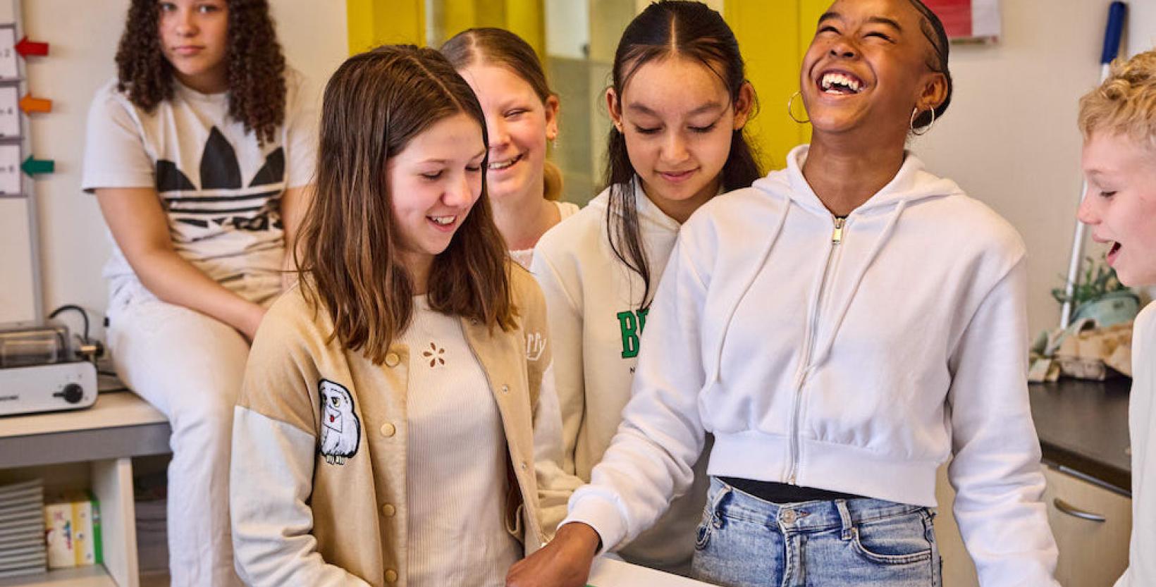 Leerlingen aan het lachen inde klas