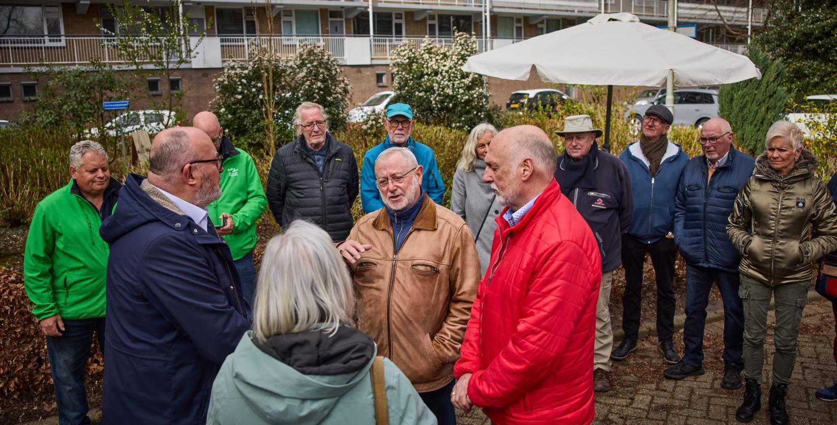 Bewoners praten met elkaar tijdens overhandiging bokashi