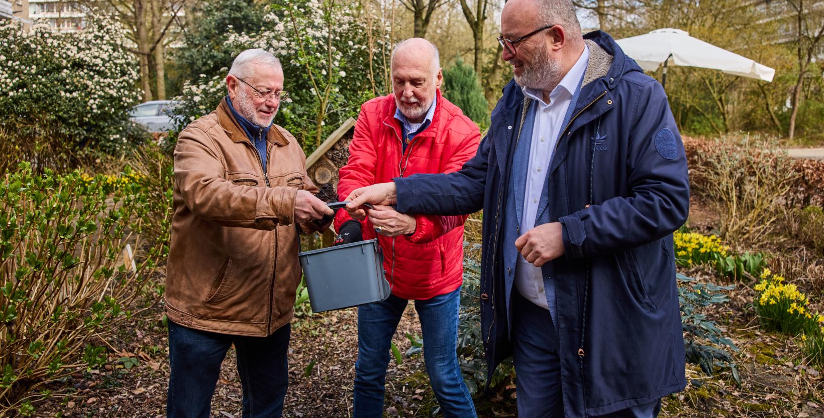 Wethouder overhandigt de bokashi