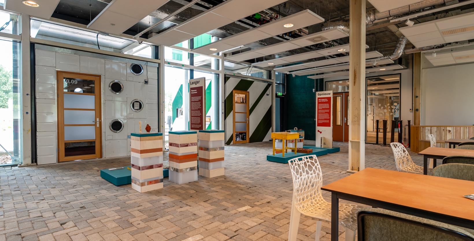 Deel van tentoonstellingsruimte op begane grond van circulair centrum De HER: