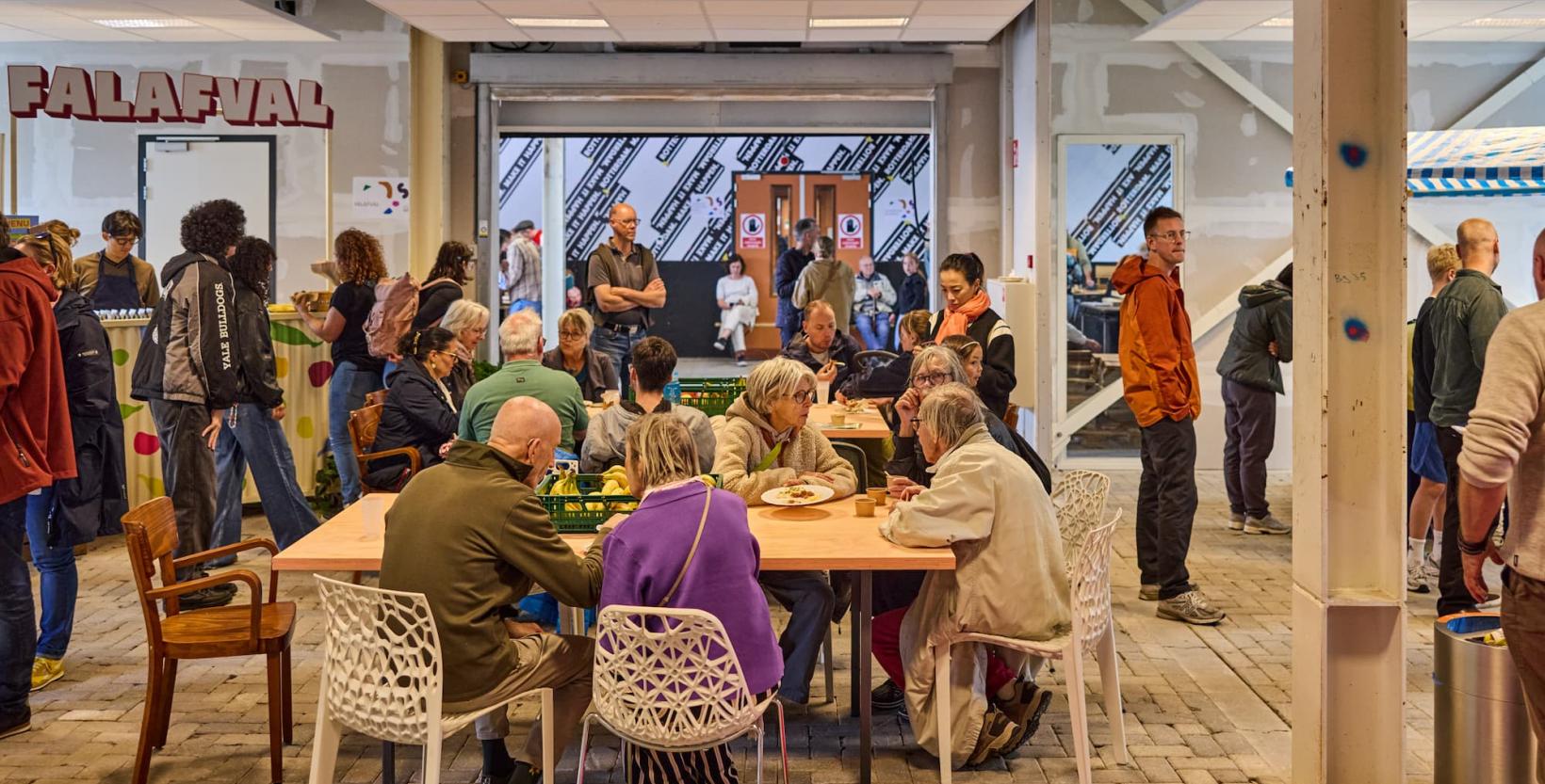 Groep bezoekers op de begane grond van circulair centrum De HER