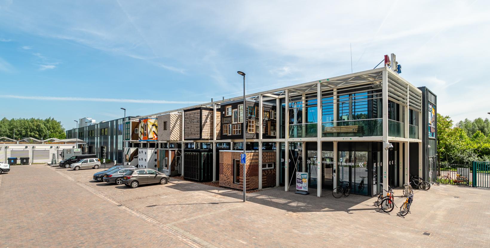 Vooraanzicht van circulair centrum De HER. 