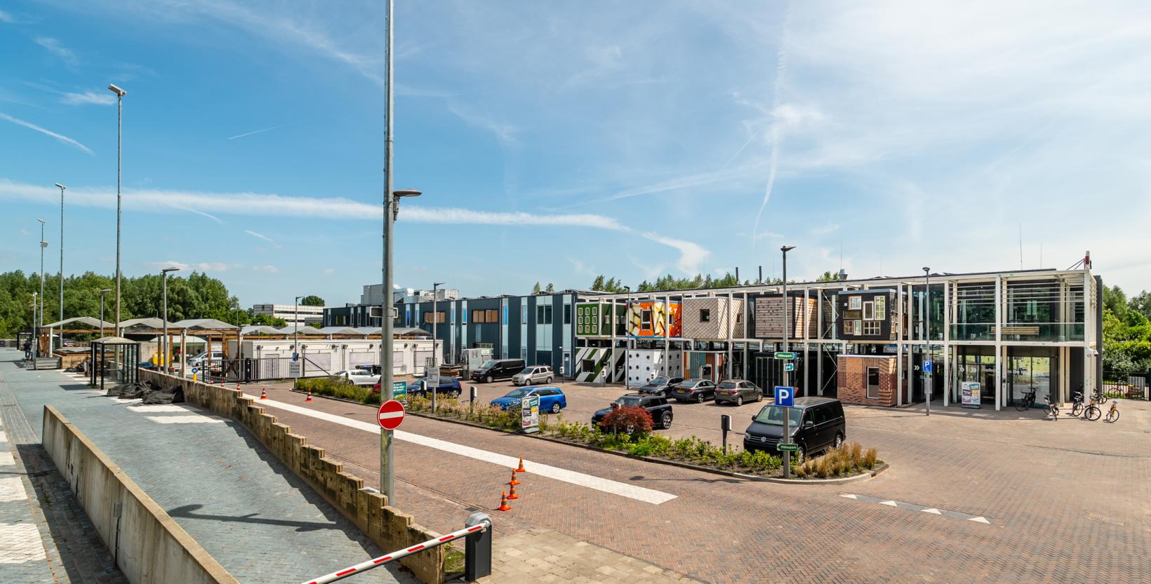 Terrein van Milieupark + De HER gezien vanaf de uitgang van het milieupark.