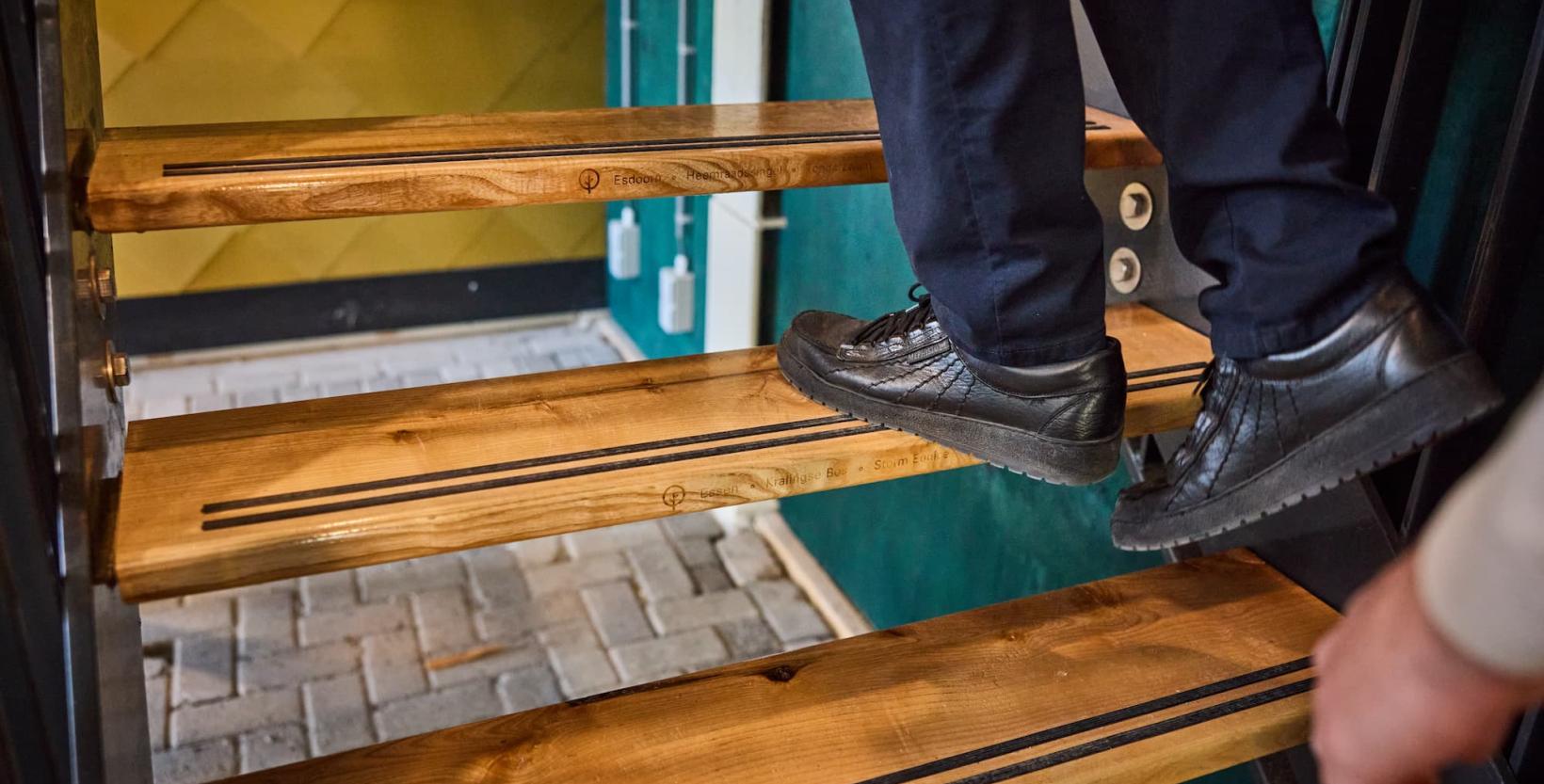 Traptreden zijn gemaakt van Rotterdams stadshout
